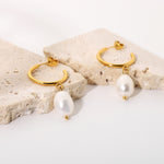 arracadas de perlas en acero inoxidable, hoops con perla en acero inoxidable, arracadas hipoalergénicas, joyeria, bisutería , joyeria mexicana, joyeria trendy, aretes de perlas naturales, broqueles de perlas