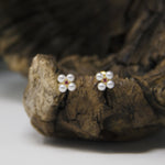 broquel de flor, broquel de perlas en flores, broquel baño de oro 18k