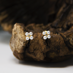 broquel de flor, broquel de perlas en flores, broquel baño de oro 18k