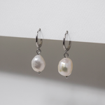 aretes de perlas naturales, huggies perlas naturales, aretes de plata con perlas naturales, joyeria de plata, joyeria de eventos, joyeria de bodas, aretes hipoalergénicos, joyeria hipoalergénica,arete de moda, accesorios, joyeria de moda, bisutería, joyería mexicana, joyeria, joyeria trendy